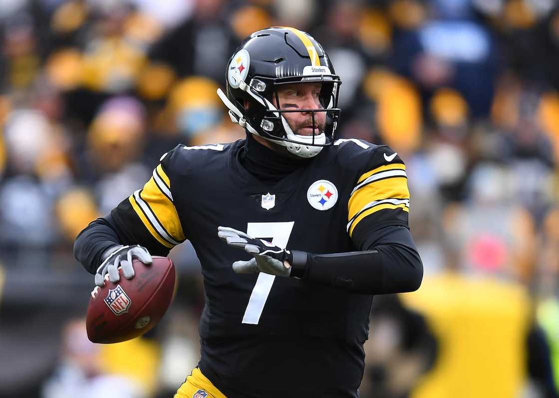 Roethlisberger in action during a Steelers and Titans match