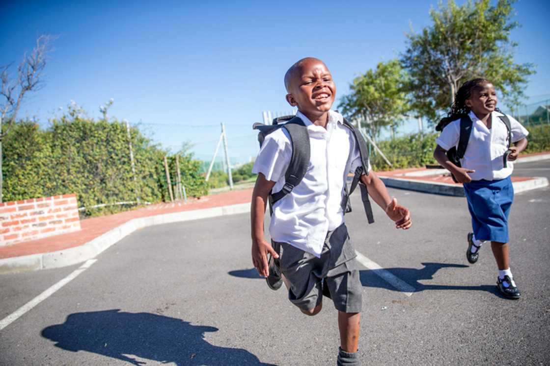 Kids pushing school transport on the road left many people with mixed reactions in SA.