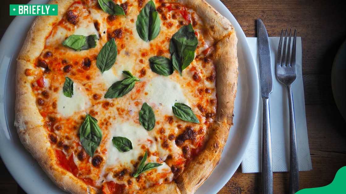 What pizzas does Debonairs have? What pizzas does Debonairs have?