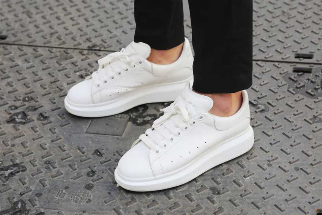 White oversized low-top sneakers White oversized low-top sneakers