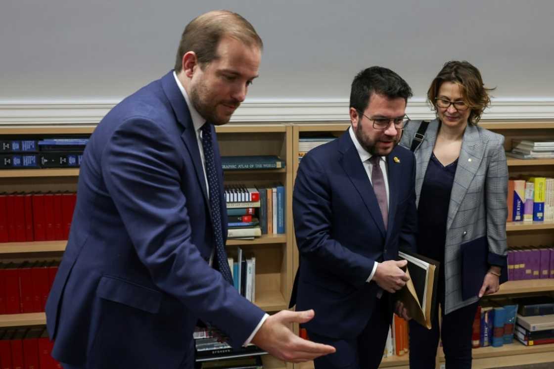 Catalan lawmaker Pere Aragones (C) meets with EU delegation leader Jeroen Lenaers (L) during an inquiry into espionage