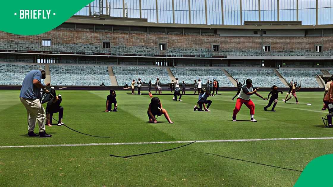 Womann loses wig during dance Womann loses wig during dance