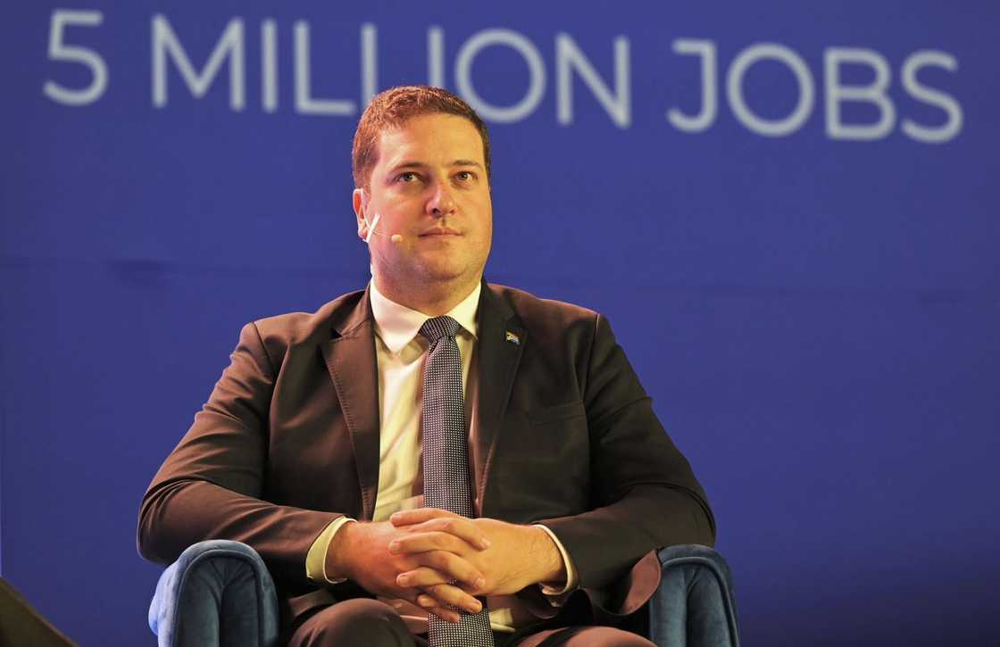 A local tanie jokingly told Jayden to charge the mayoe R100 for the trim