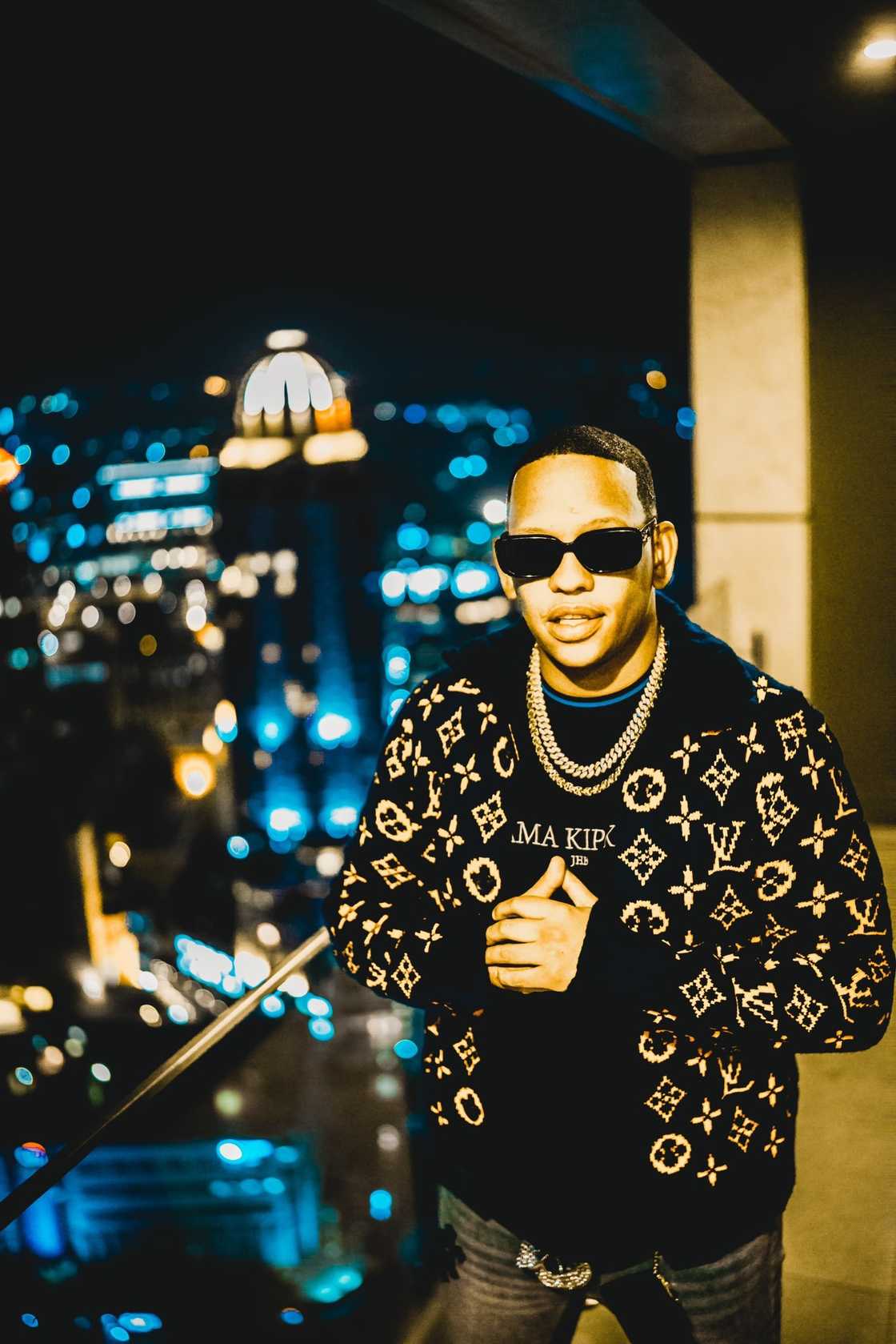 Mzansi reacted to Da L.E.S only using one arm