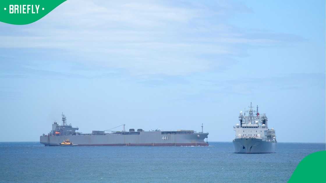 The Iranian ship, the IRIS Makran 441 and the Chinese comprehensive supply ship Taihu (Hull 889) The Iranian ship, the IRIS Makran 441 and the Chinese comprehensive supply ship Taihu (Hull 889)