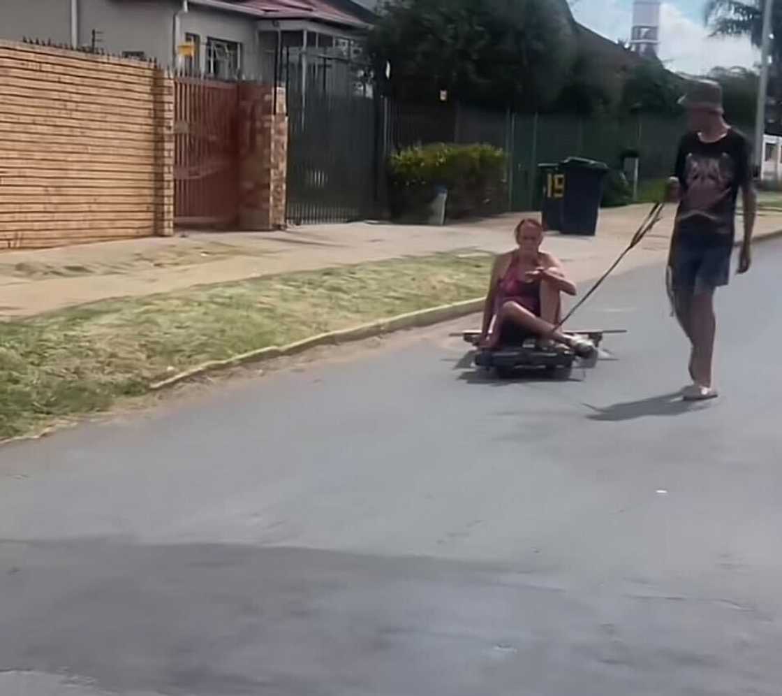 A couple's carefree playful antics left South Africans amused. A couple's carefree playful antics left South Africans amused.