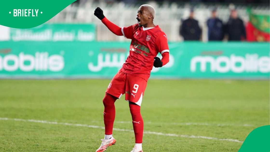 Khanyisa Mayo, MC Alger and CR Belouizdad. Khanyisa Mayo, MC Alger and CR Belouizdad.
