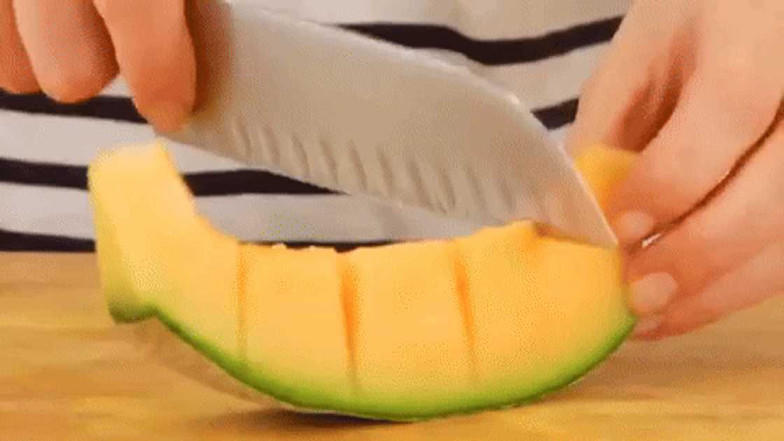 How to cut a cantaloupe fruit How to cut a cantaloupe fruit