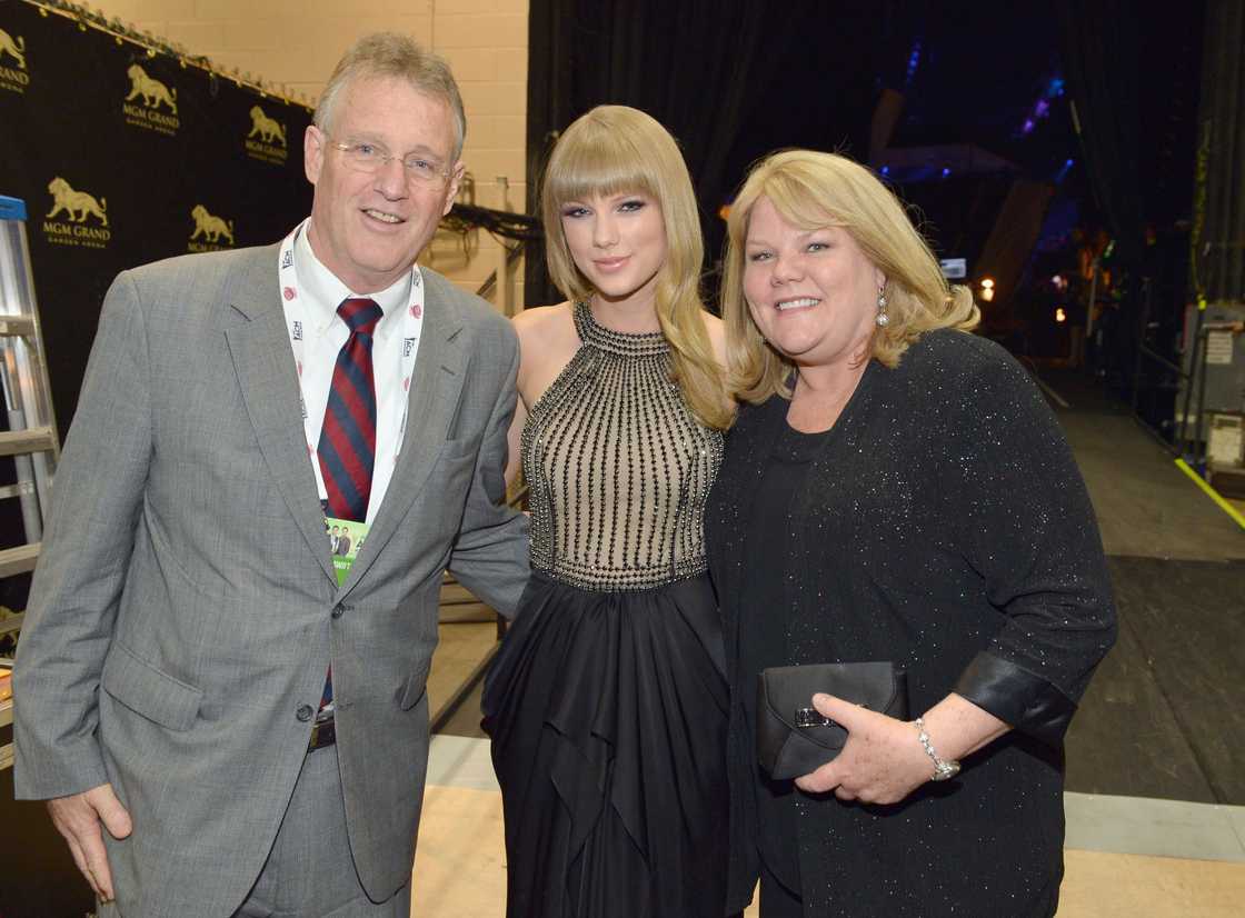 Taylor Swift and her parents at the ACMAS