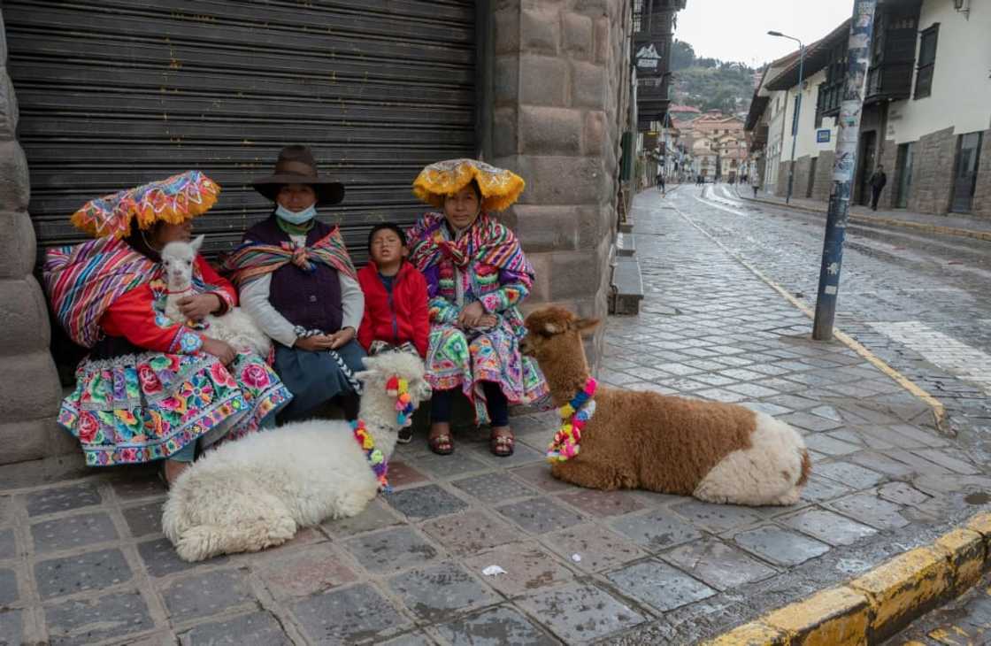Indigenous women in Cusco wait in the street for the arrival of tourists in the hope of being able to make some money Indigenous women in Cusco wait in the street for the arrival of tourists in the hope of being able to make some money