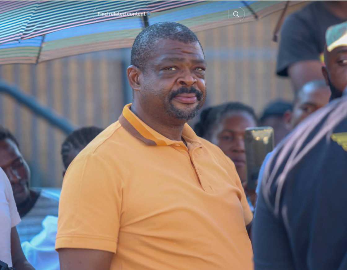 Some social media users warned a man about SARS after seeing him handing out money Some social media users warned a man about SARS after seeing him handing out money