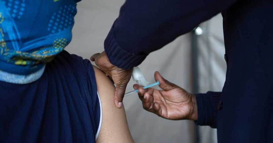 South Africans, access, 800 vaccine sites South Africans, access, 800 vaccine sites