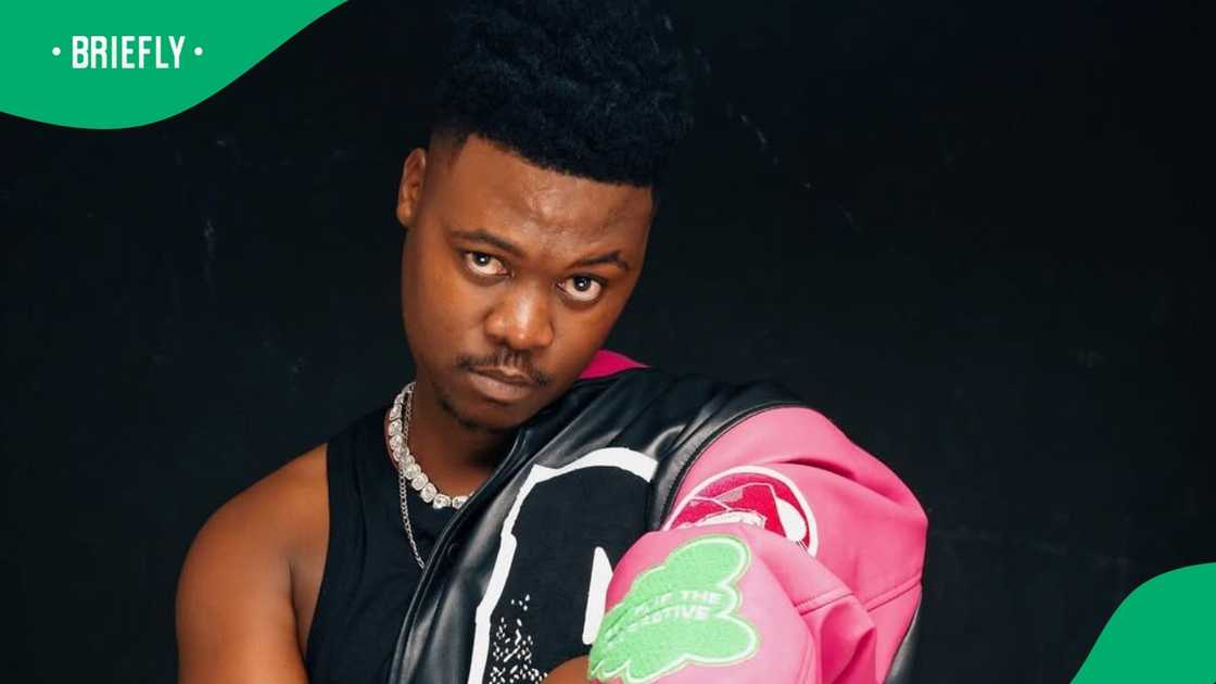 Photo of Mlindo The Vocalist with his parents sparks questions