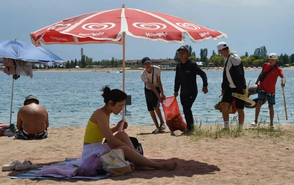 Volunteers find all sorts of rubbish on the bed of Lake Issyk Kul Volunteers find all sorts of rubbish on the bed of Lake Issyk Kul