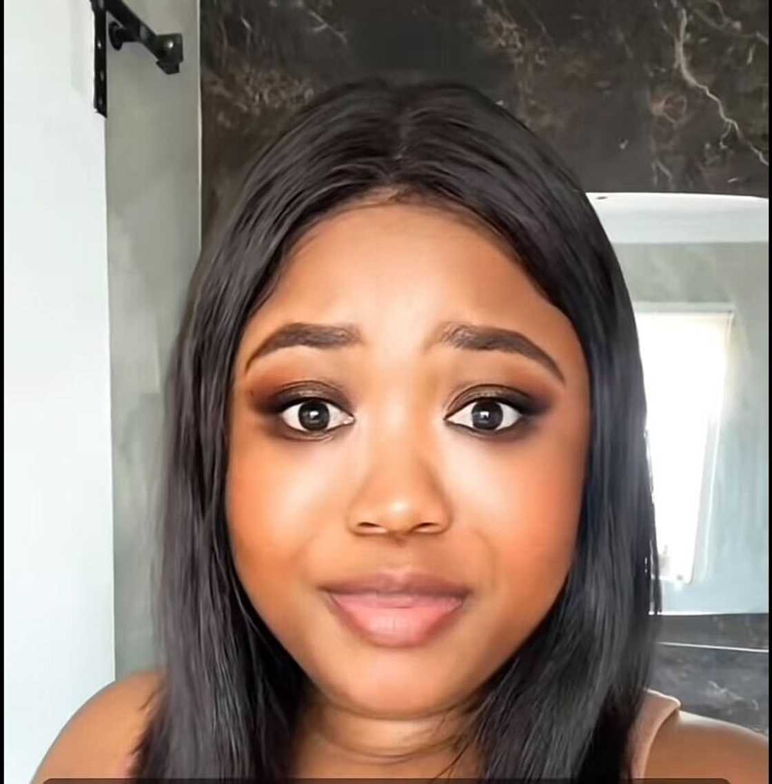 A lady expressed that waiters should stop demanding tips, which sparked a stir online. A lady expressed that waiters should stop demanding tips, which sparked a stir online.