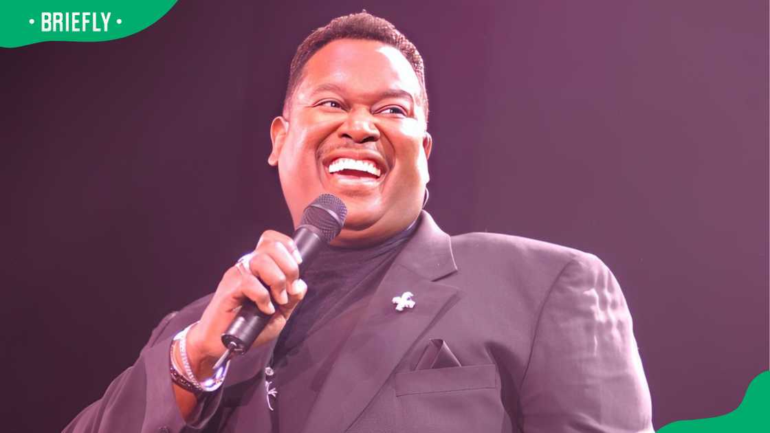 Photo of Luther Vandross performing on stage Photo of Luther Vandross performing on stage