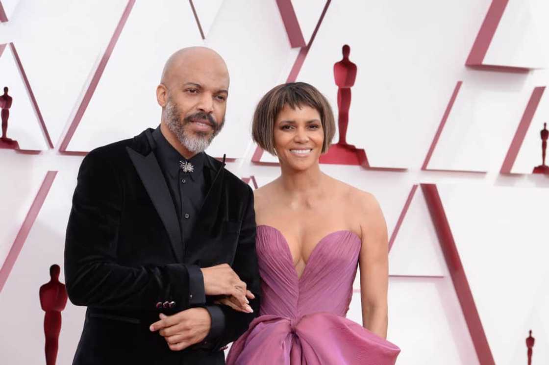 How did Halle Berry meet Van Hunt? How did Halle Berry meet Van Hunt?