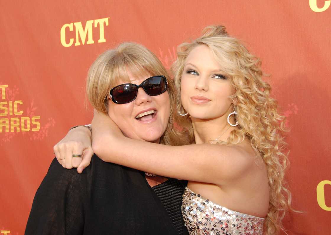 Taylor and her mom at the CMT Music Awards