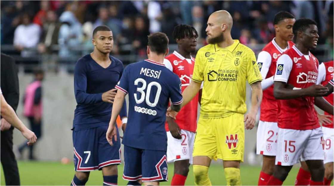 Reims Goalkeeper Asks Messi for a Photo With His Son As Argentine Legend Makes Psg Debut Reims Goalkeeper Asks Messi for a Photo With His Son As Argentine Legend Makes Psg Debut
