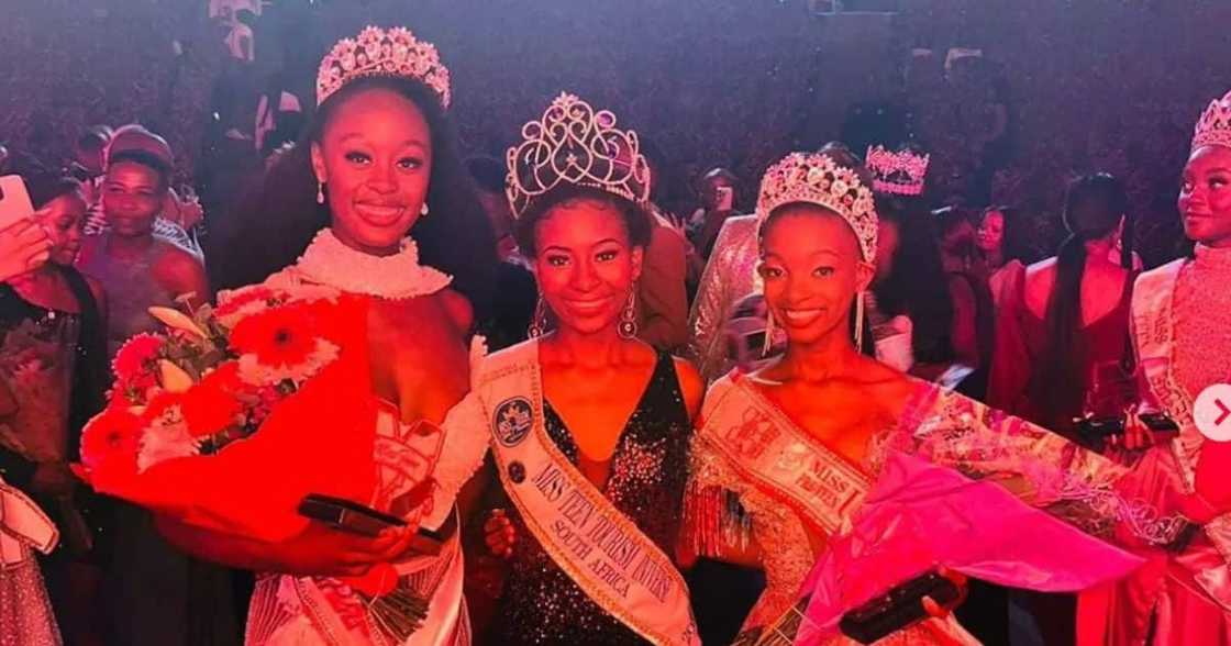 Miss Teen Universe South Africa, Lisolethu Jacobs, with first and second princesses. Miss Teen Universe South Africa, Lisolethu Jacobs, with first and second princesses.