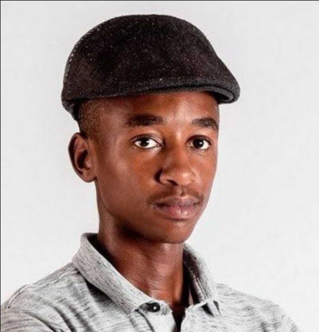 Scotts Maphuma is now taking pics with fans Scotts Maphuma is now taking pics with fans