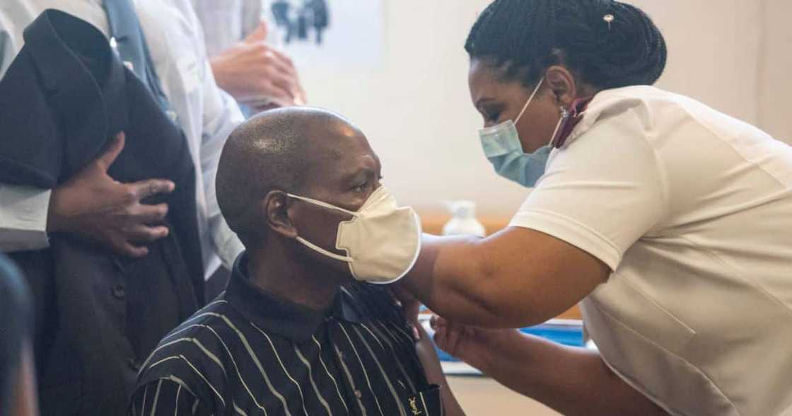 Dr Zweli Mkhize recieves Covid-19 Vaccine