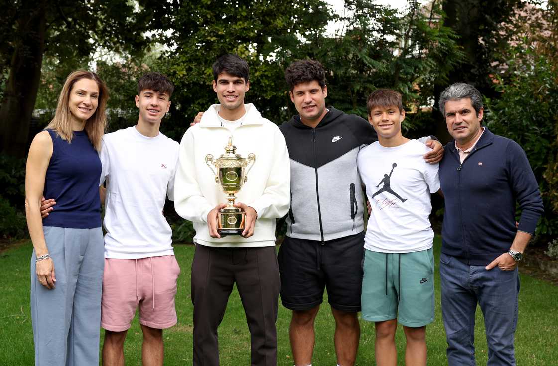 Carlos Alcaraz alongside his brothers and parents in London, England Carlos Alcaraz alongside his brothers and parents in London, England