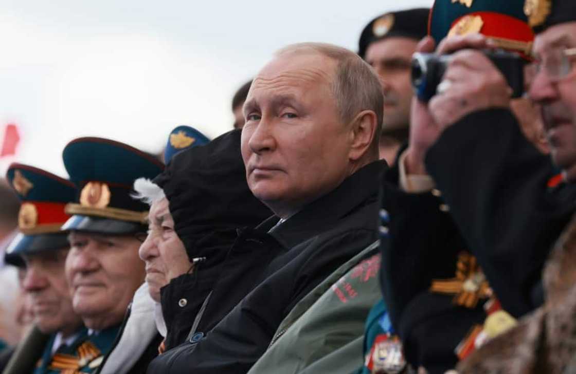 Le président russe Vladimir Poutine assiste au défilé militaire du 9 mai 2022, sur la Place Rouge à Moscou Le président russe Vladimir Poutine assiste au défilé militaire du 9 mai 2022, sur la Place Rouge à Moscou