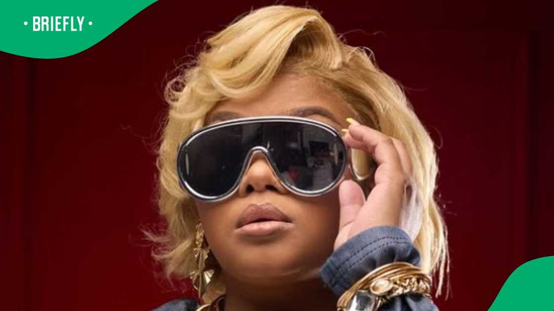 Lady Du flaunts Mercedes-Benz