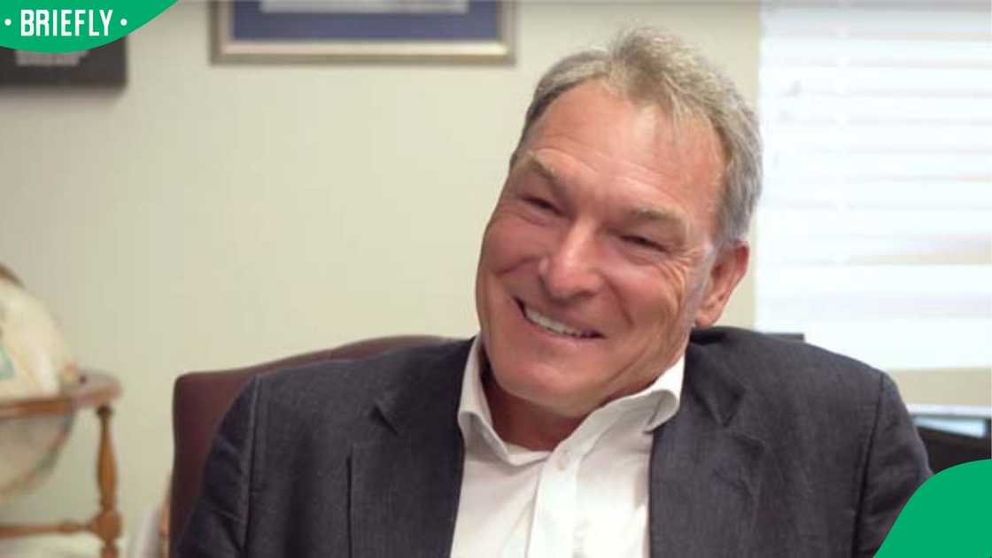 Dr. Chris van der Merwe Dr. Chris van der Merwe