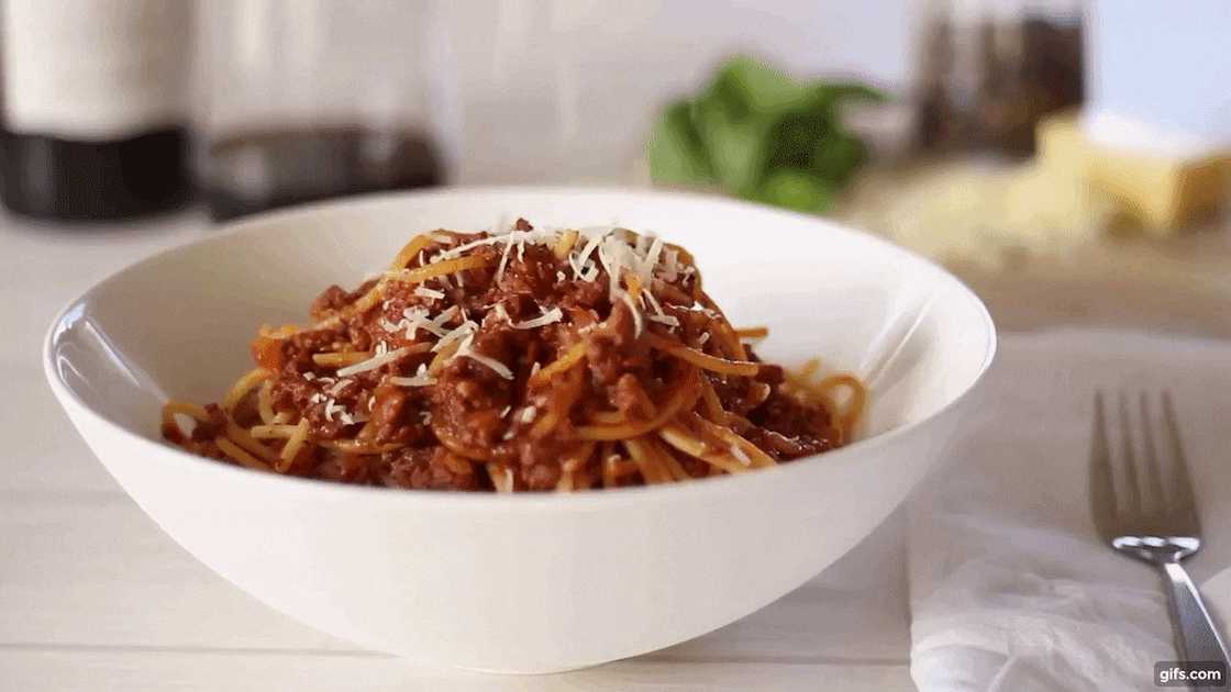 How do you thicken Bolognese sauce?