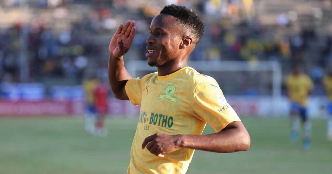Themba Zwane wins R500k at PSL awards Themba Zwane wins R500k at PSL awards