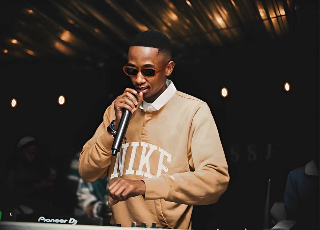 Scotts Maphuma shows off Afrikaans rapping skills.
