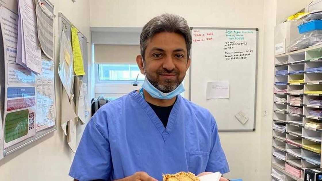 The surgeon was on the frontline saving COVID-19 patients. The surgeon was on the frontline saving COVID-19 patients.