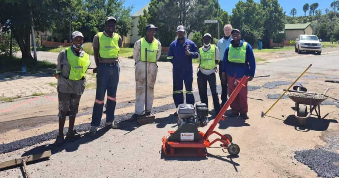 5 men repair over 400 potholes in the Senekal and Matwabeng community 5 men repair over 400 potholes in the Senekal and Matwabeng community