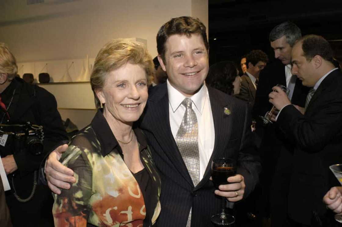 Does Sean Astin have a relationship with Michael Tell? Does Sean Astin have a relationship with Michael Tell?