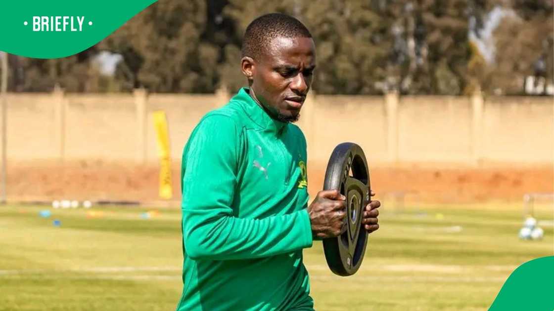 Thembinkosi Lorch is keeping fit in the bid to find a new club. Thembinkosi Lorch is keeping fit in the bid to find a new club.