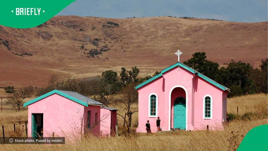 Congregation's behaviour raises eyebrows on social media Congregation's behaviour raises eyebrows on social media