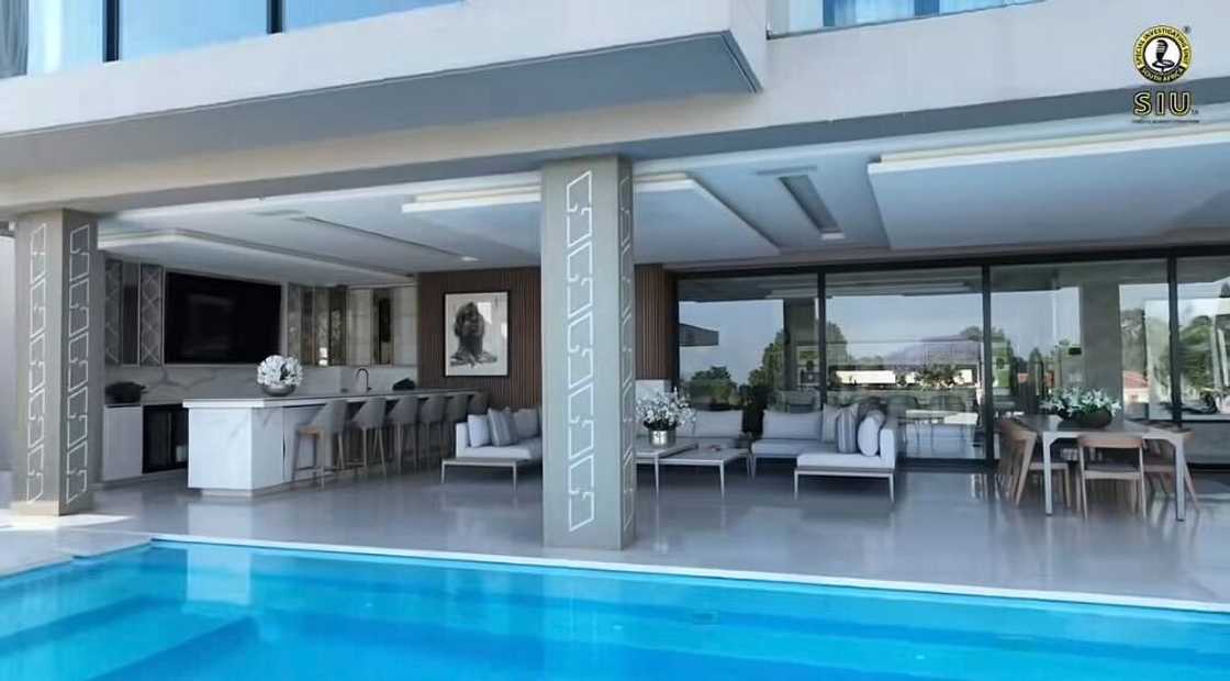 The inside of Hangwani Maumela’s massive home was exposed in a video, igniting outrage across the nation. The inside of Hangwani Maumela’s massive home was exposed in a video, igniting outrage across the nation.