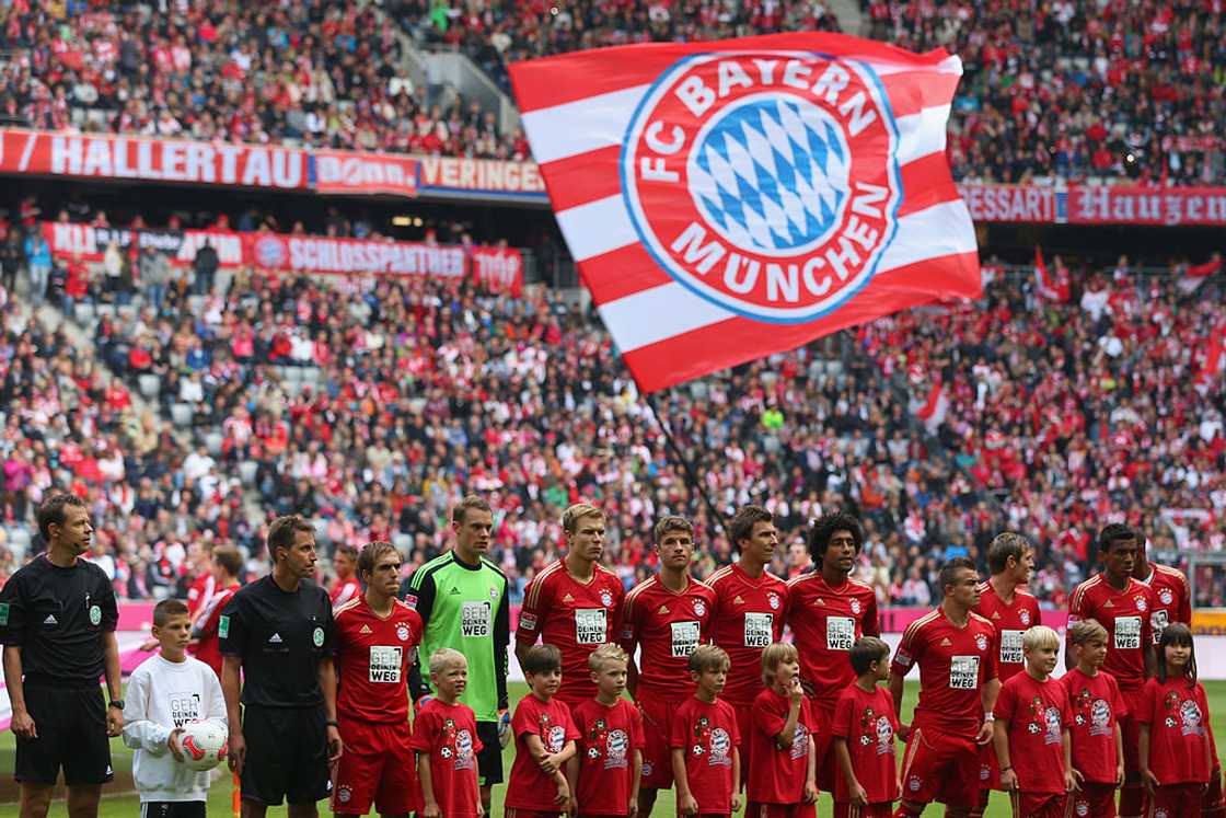 Players of Muenchen line up for the Bundesliga match Players of Muenchen line up for the Bundesliga match