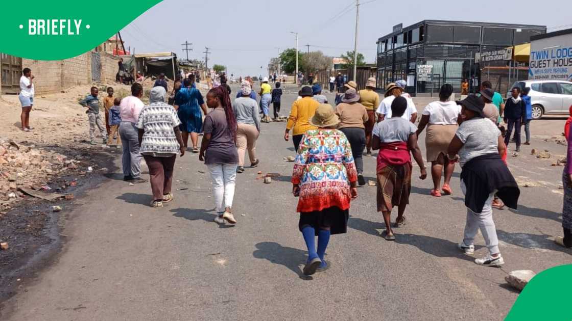 Taxi drivers allegedly shot at community members during a protest in Tembisa, Ekurhuleni