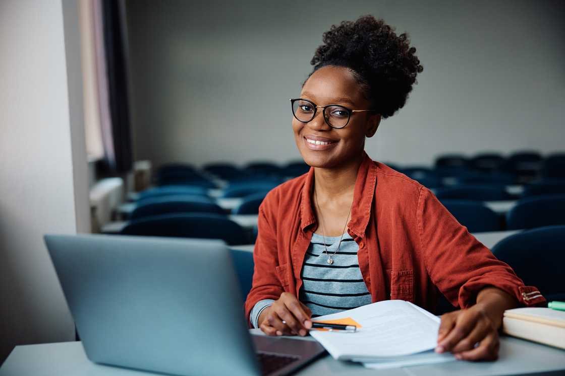 A young woman using laptop while learning in 
the classroom.