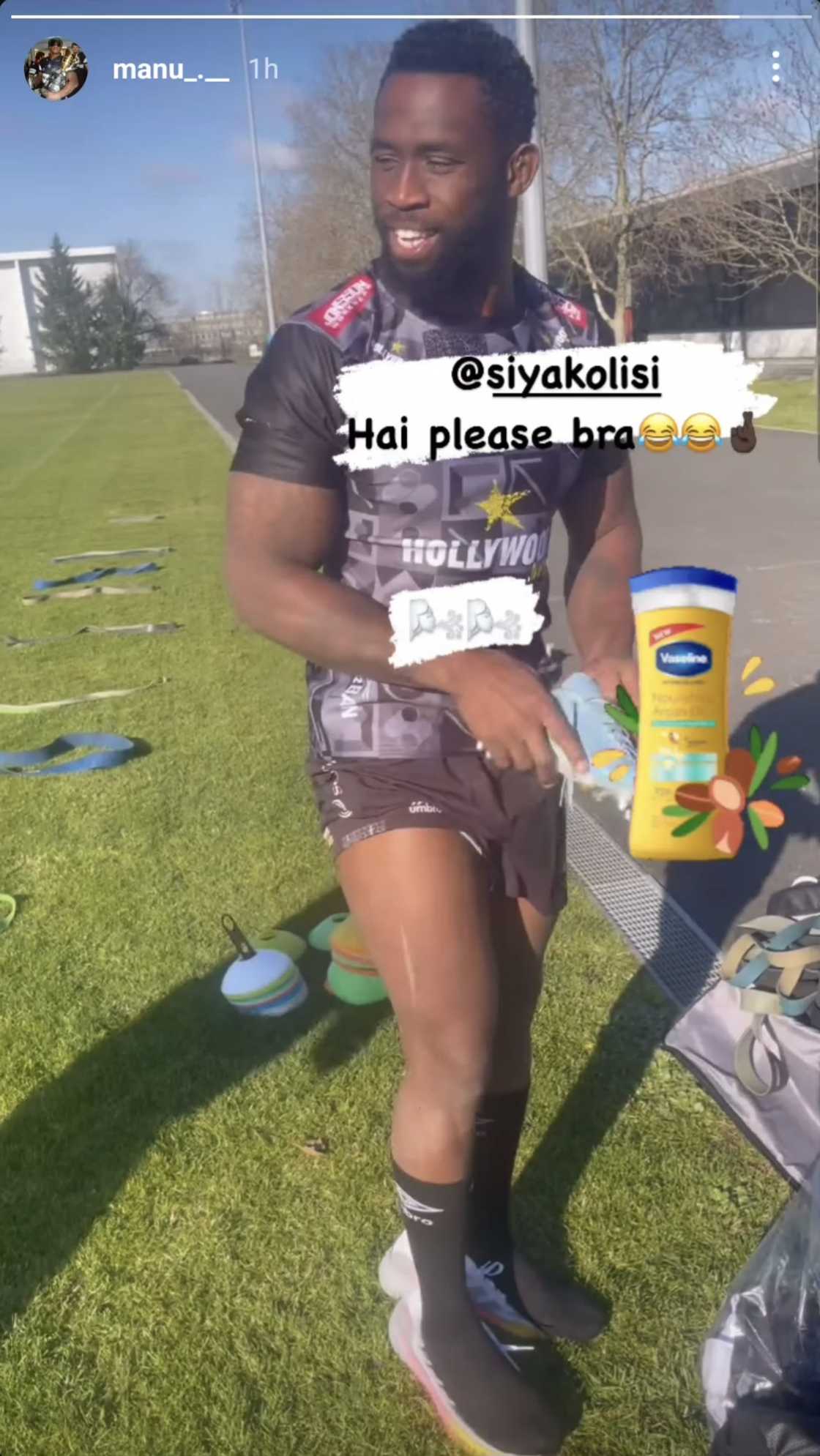 Emmanuel Tshituka shows Siya Kolisi's dry legs. Emmanuel Tshituka shows Siya Kolisi's dry legs.