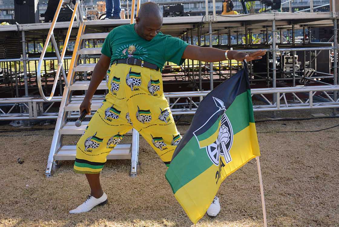 Dr Malinga buys his wife a car Dr Malinga buys his wife a car