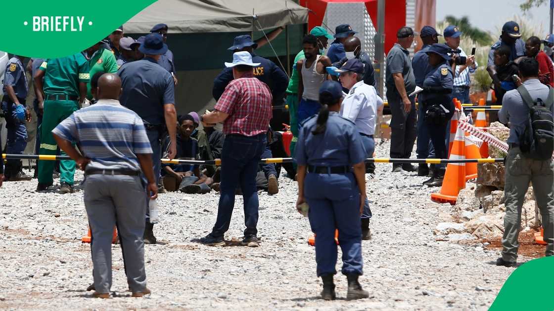 Police presence at the Stilfontein mine. Police presence at the Stilfontein mine.