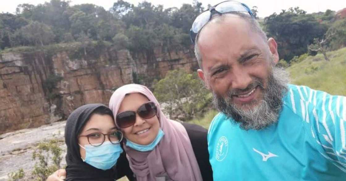 Dad gets emotional by leaving daughter in Lusikisiki for community service Dad gets emotional by leaving daughter in Lusikisiki for community service