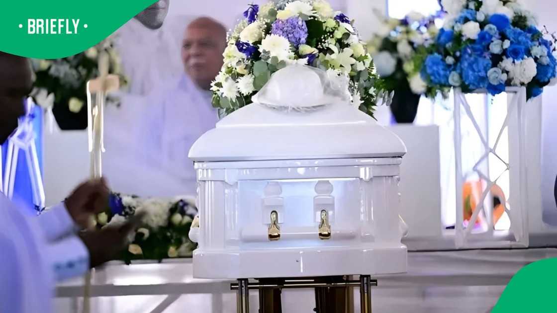 The funeral of church leader Dr Thamsanqa Nkonyane was beset with drama as bricks were found in his coffin
