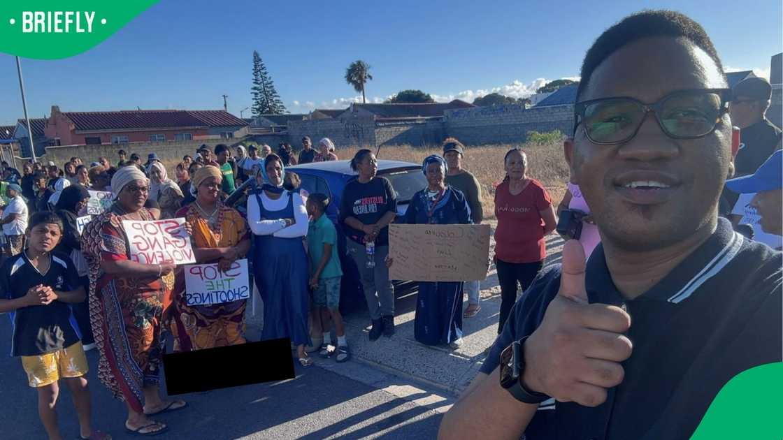 Councillor Avron Plaatjies with community members during the march