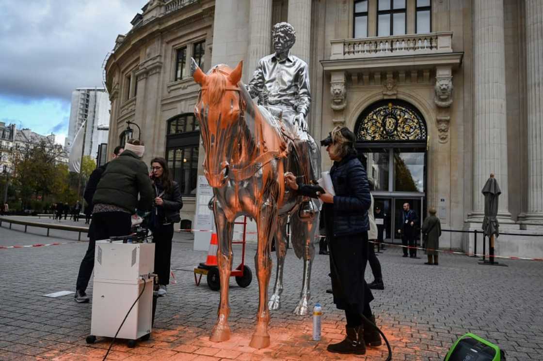 Cleaning up "Horse and Rider" in Paris Cleaning up "Horse and Rider" in Paris