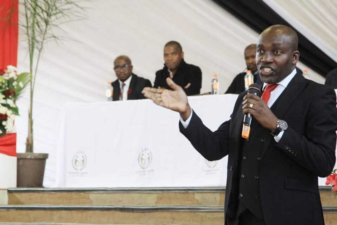 Mxolisi Kaunda biography: age, origin, wife, parents, family, education, qualifications, career and contact details Mxolisi Kaunda biography: age, origin, wife, parents, family, education, qualifications, career and contact details